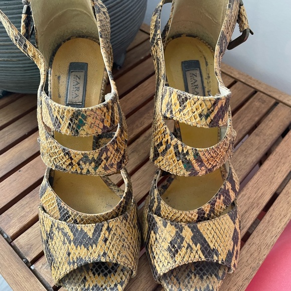 Zara yellow snake pattern sandal. Size 38 - Picture 1 of 3